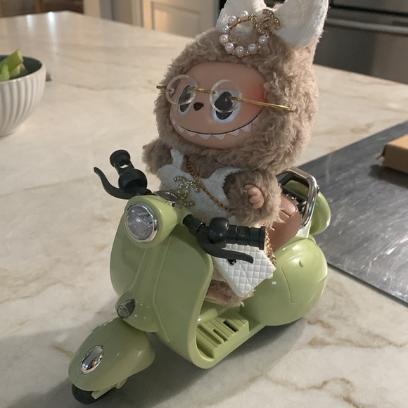 LABUBU Bundle!! Three outfits and Scooter/Vespa - Picture 9 of 11